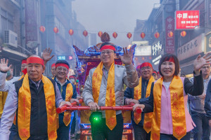 市長及貴賓共同扶鸞步行出發遶境祈福。