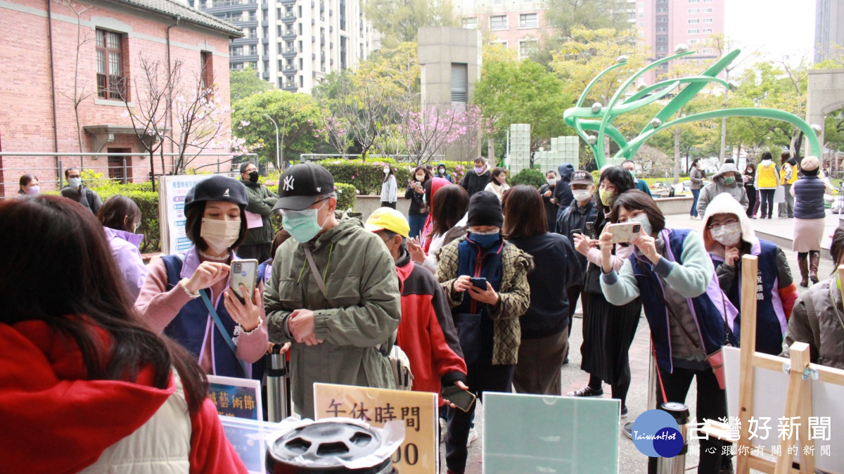 賞櫻、喝星巴克咖啡　近200位民眾參與竹市浪漫櫻花季活動