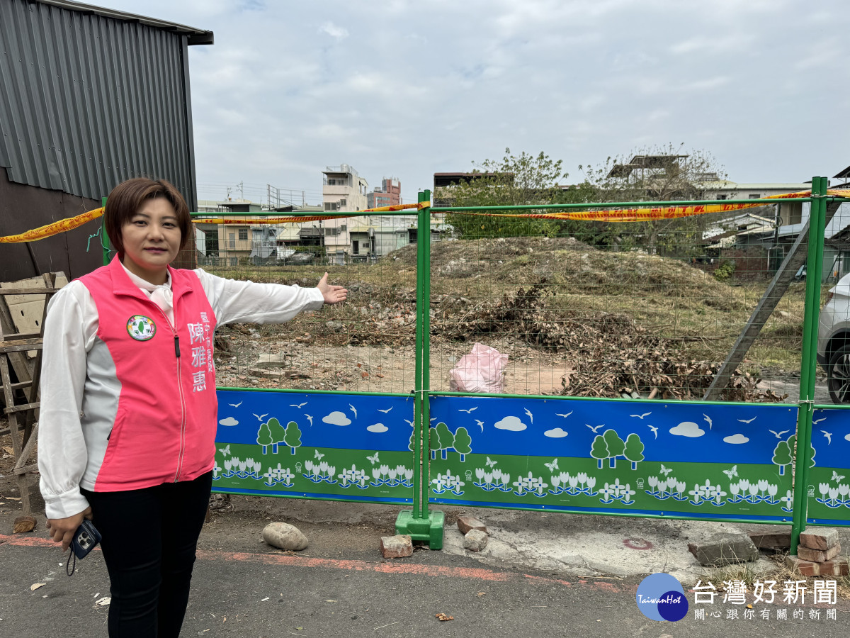 市議員陳雅惠批「泉源糖廠停車場」至今仍雜草叢生。