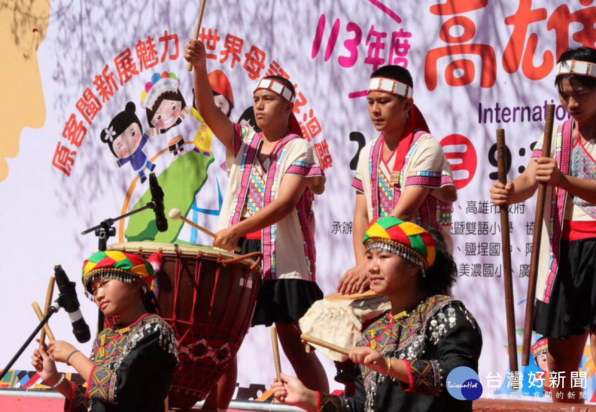 世界母語日活動上，各校各族群孩子站上舞台呈現原住民族優美的文化。