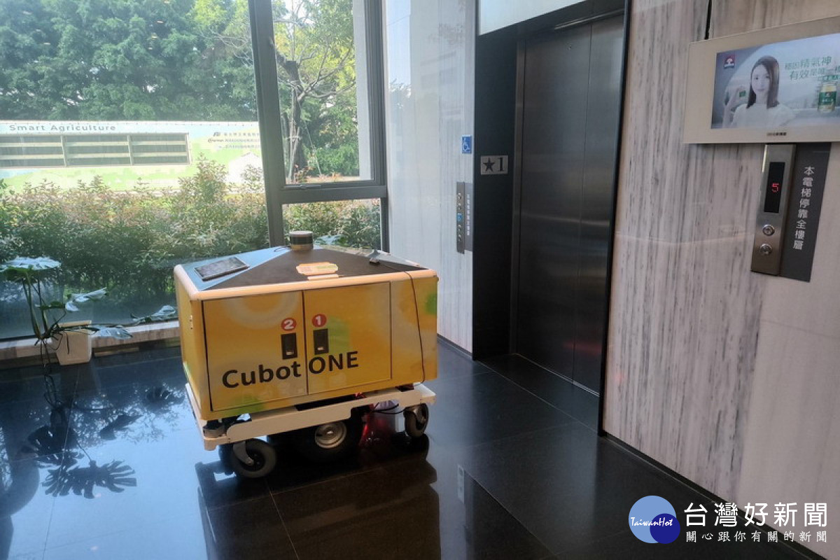 ▲工研院機器人外送員Cubot ONE能精準接收訂單、執行外送任務，安全地避開行人或障礙物、跨越地形障礙，還能自主呼叫及搭乘電梯，完成跨樓層配送。