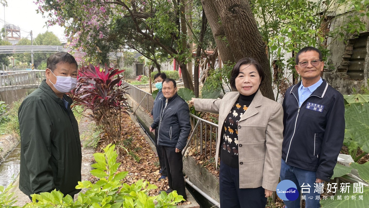 立委楊瓊瓔及市議員賴朝國建議施作人行步道以連結社區活動中心，落實人車分道。