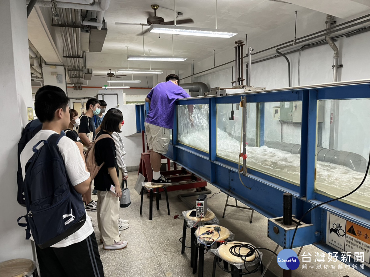 中原土木系的智慧城市暴雨防災虛擬實境體驗，從中學習物聯網整合應用及3D GIS。