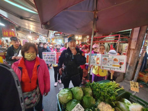 平鎮警深入傳統市場強化反詐、識詐宣導。