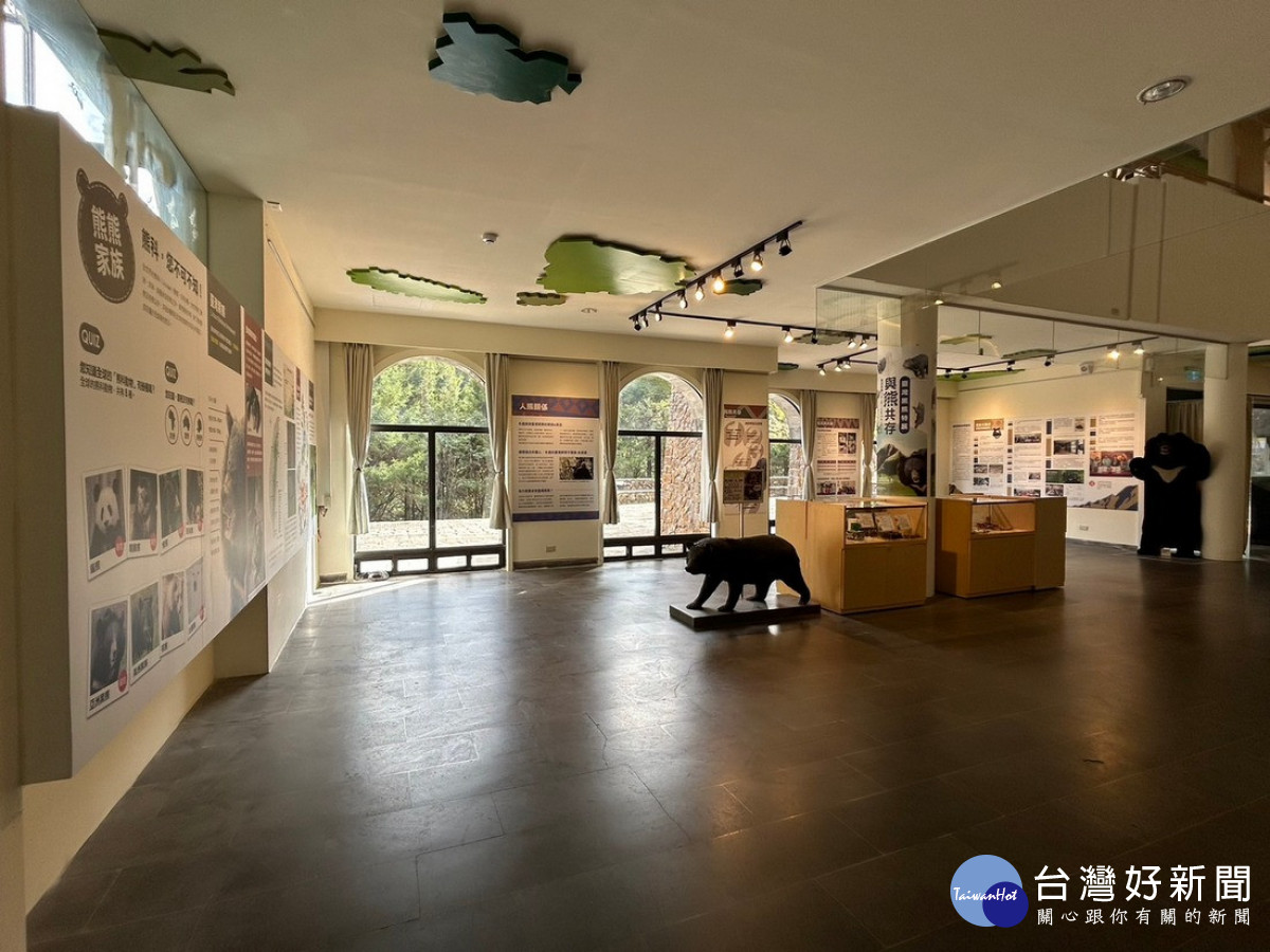「與熊共存-臺灣黑熊特展」豐富的圖文內容，帶民眾認識臺灣國寶的身家背景及其相關的研究過程。（）