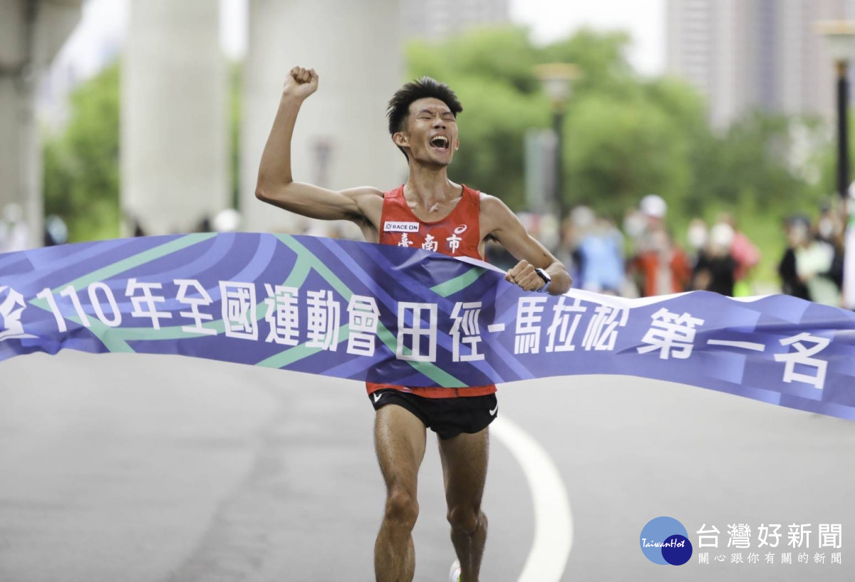 臺南馬拉松選手挑戰韓國汝矣島櫻花馬拉松　體育局長為選手加油