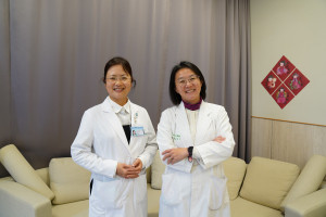 右為身心科主王明鈺，左為內分泌及新陳代謝科謝明蓁醫師。