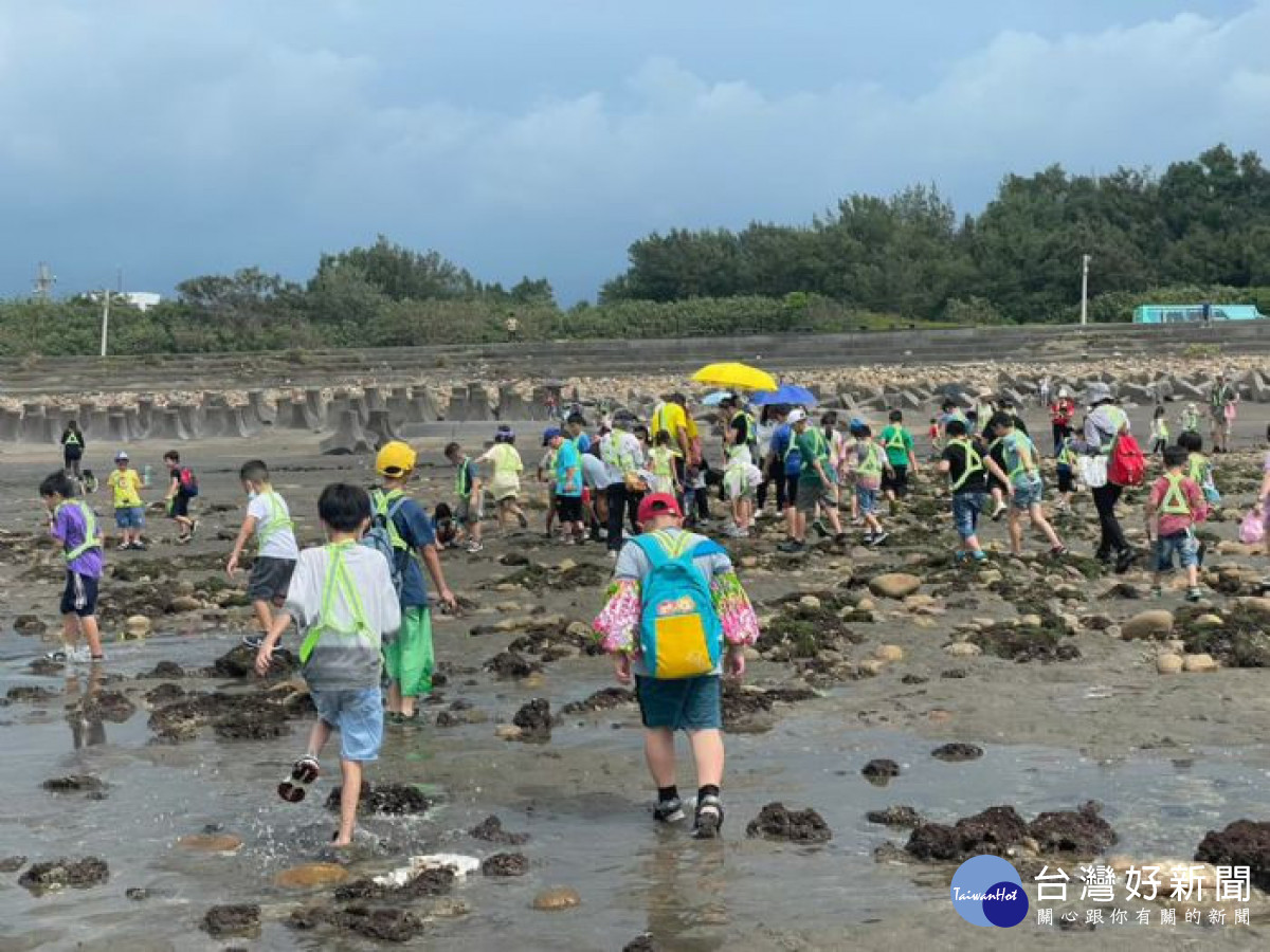 桃園市環保局為鼓勵民眾親近海洋，將辦理45場次海岸教育遊學課程。