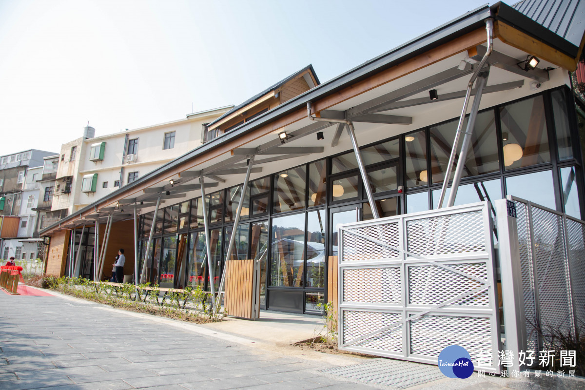 活動中心以「低碳永續」概念，打造北歐風木造玻璃屋。