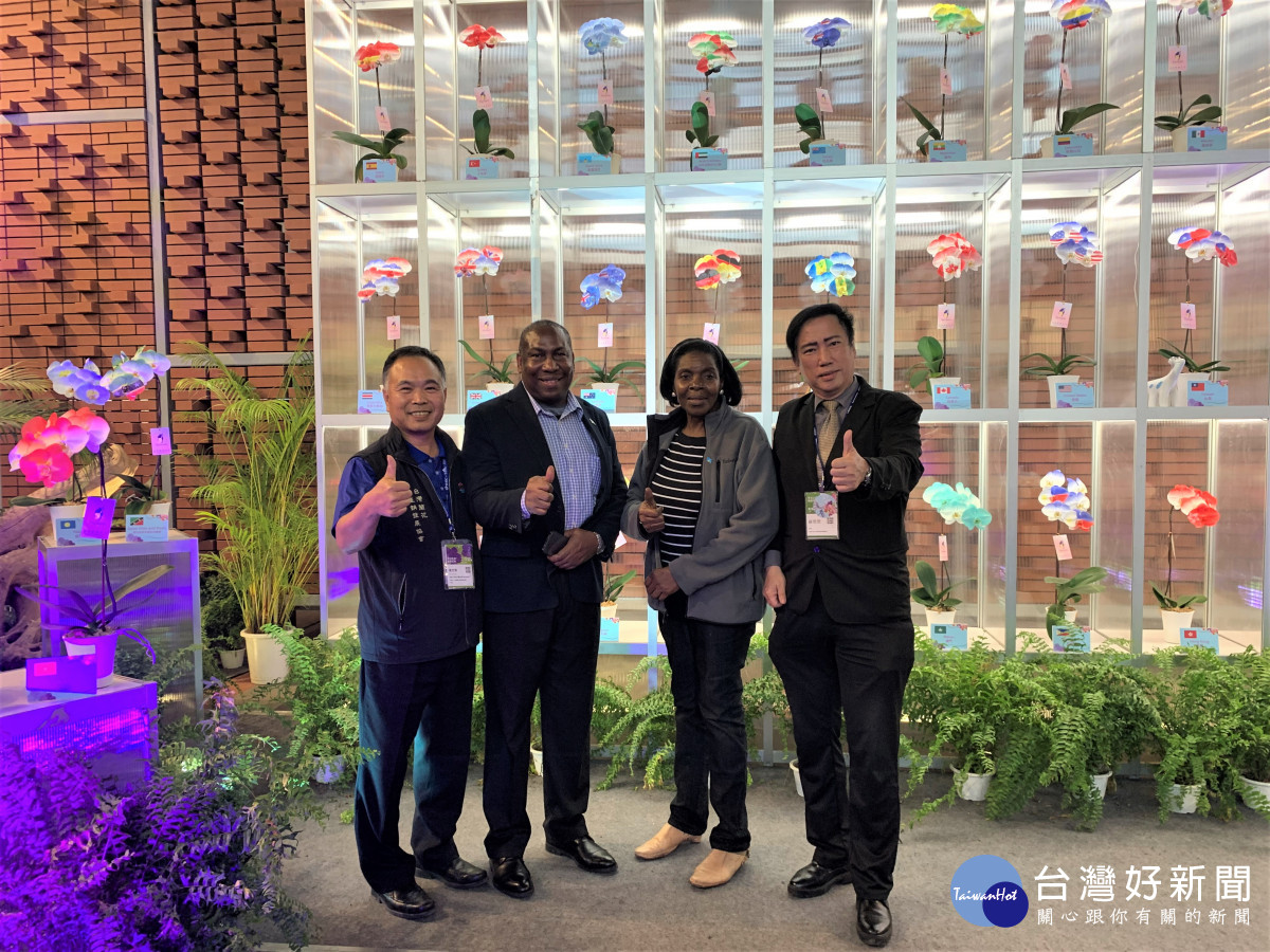 聖露西亞商工部長希波莉參訪台南　讚嘆台灣蘭花育種產業成熟