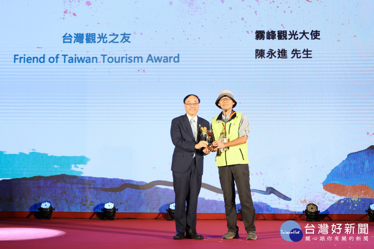 退休教授推廣小鎮單車遊記　獲頒「台灣觀光之友」