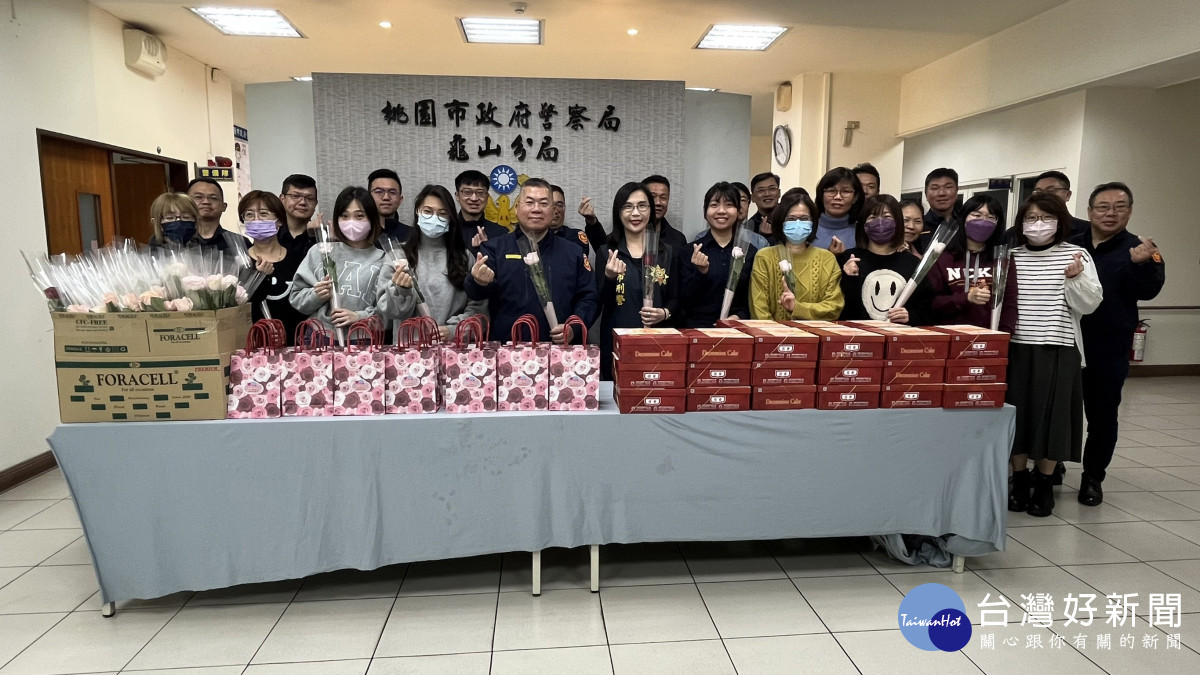 龜山分局分局長蔡啟仁向女性同仁獻上「鮮花、蛋糕、保養品」。