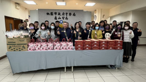 龜山分局分局長蔡啟仁向女性同仁獻上「鮮花、蛋糕、保養品」。