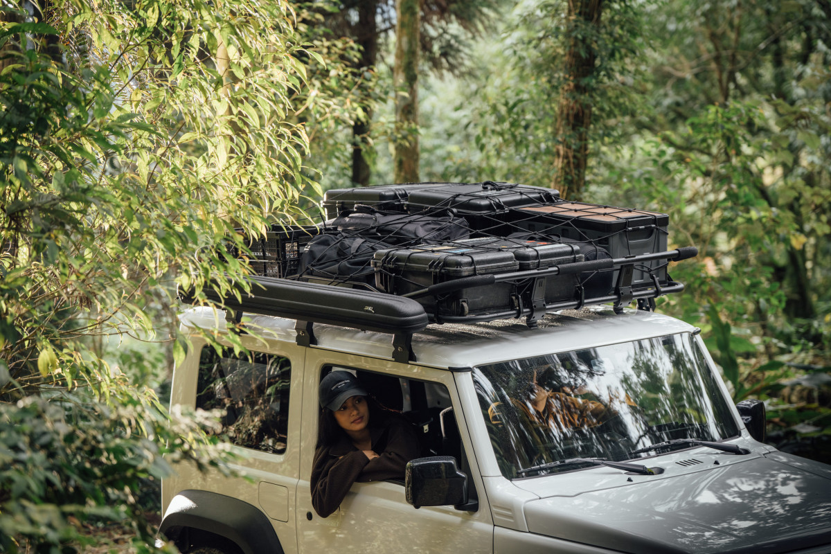 雨槽式專用型車頂行李盤，售價：$22,900 -黑／軍綠／沙色。