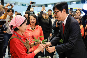 ▲淨零女力高雄好未來，市長致贈玫瑰花祝婦女節快樂。