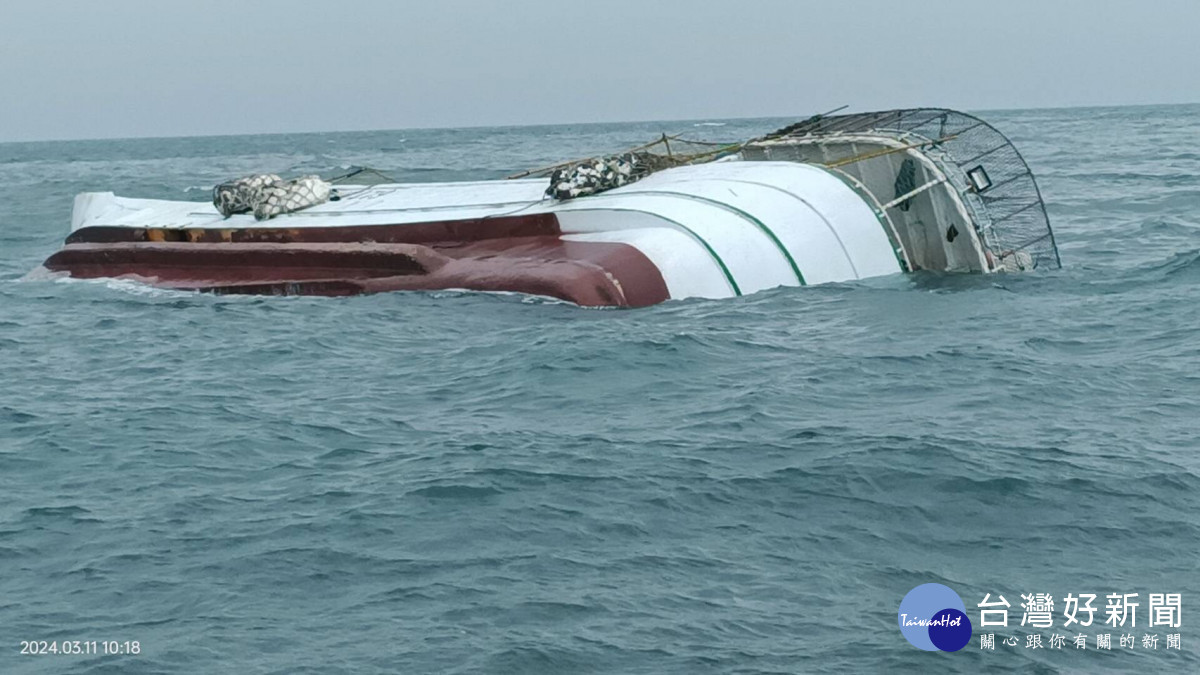布袋鎮外海漁船翻覆　4人落海海巡署全數救回