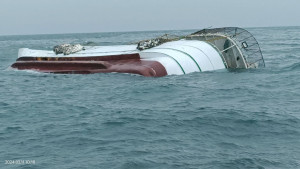 嘉義縣布袋鎮西方6浬處今天凌晨一艘捕蟹船擱淺翻覆／布袋海巡隊提供