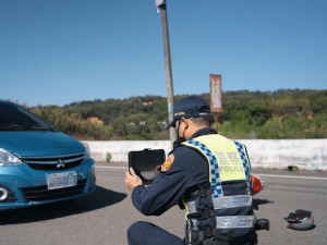 員警處理交通事故直接將所製作之文書存入系統或上傳雲端，民眾更可以透過智慧型手機申請事故資料。