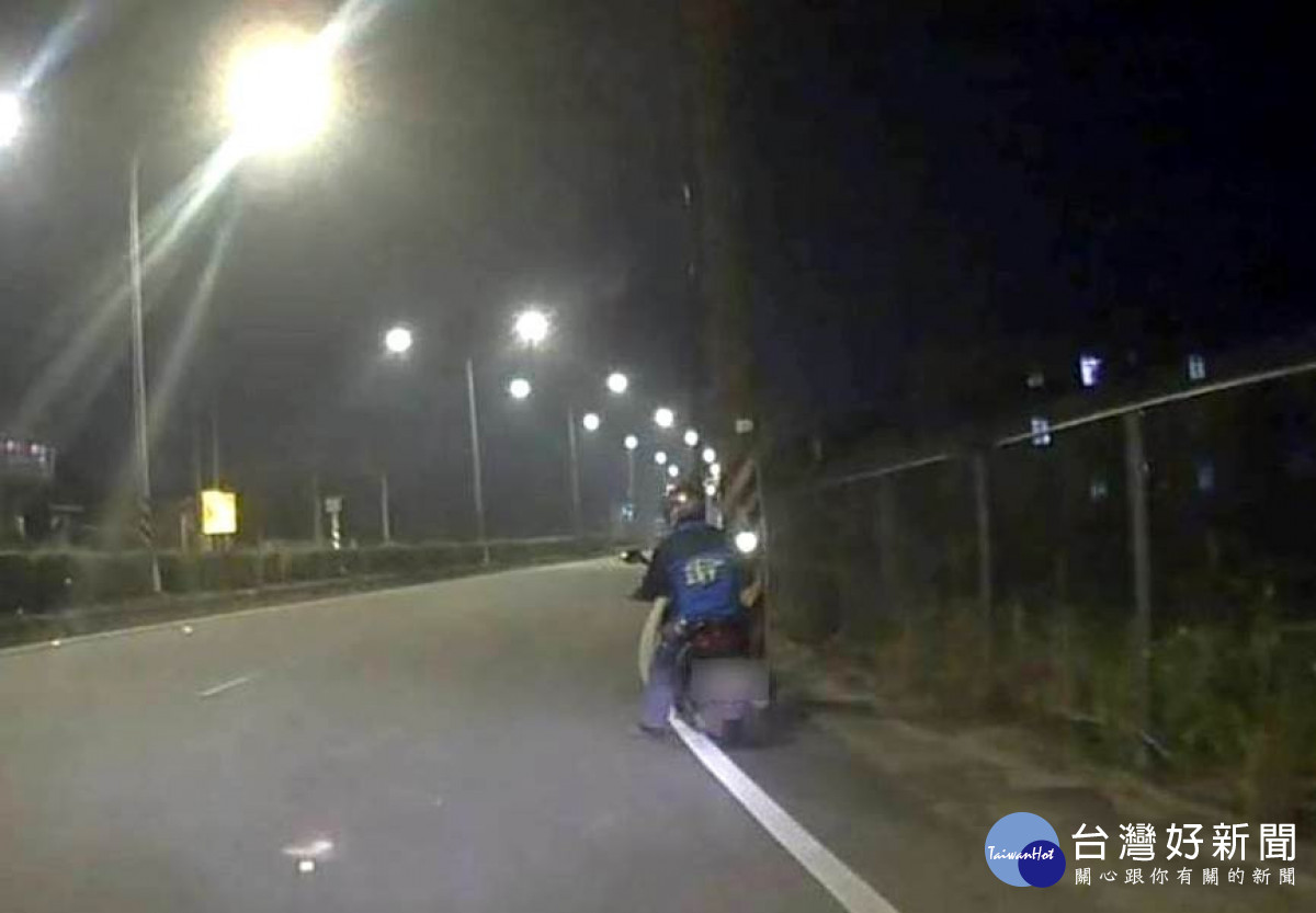 男子騎乘機車突停路邊，蘆竹警用保特瓶購買汽油助男子返家。