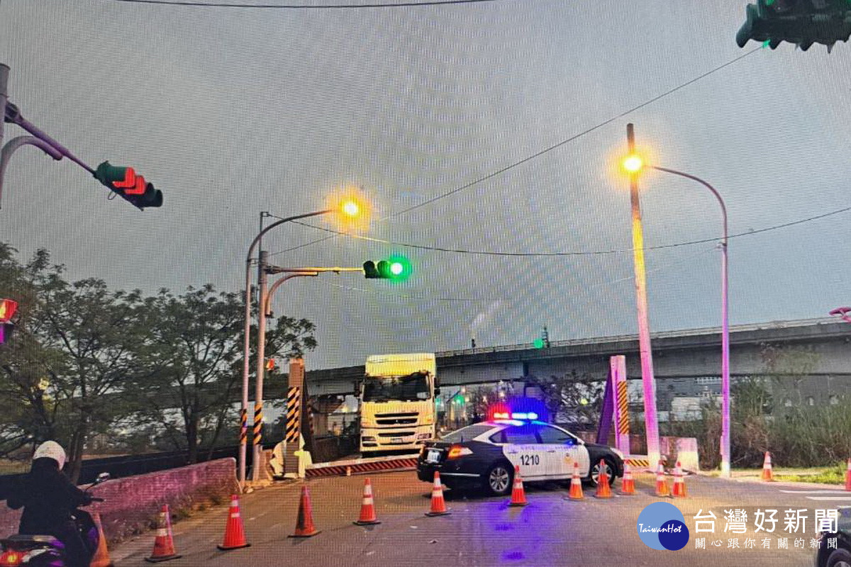 蘆竹區油管路限高門架遭大貨車撞毀　蘆警交通管制協助排除