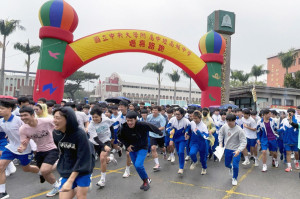 中大壢中「壢亮」路跑活動，疫情之後睽違三年登場，2300多位師生風雨無阻一路奔跑到中央大學，展現師生活力。