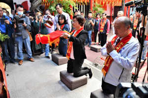 縣長王惠美向媽祖擲筊請示2024媽祖文化節舉辦日期。