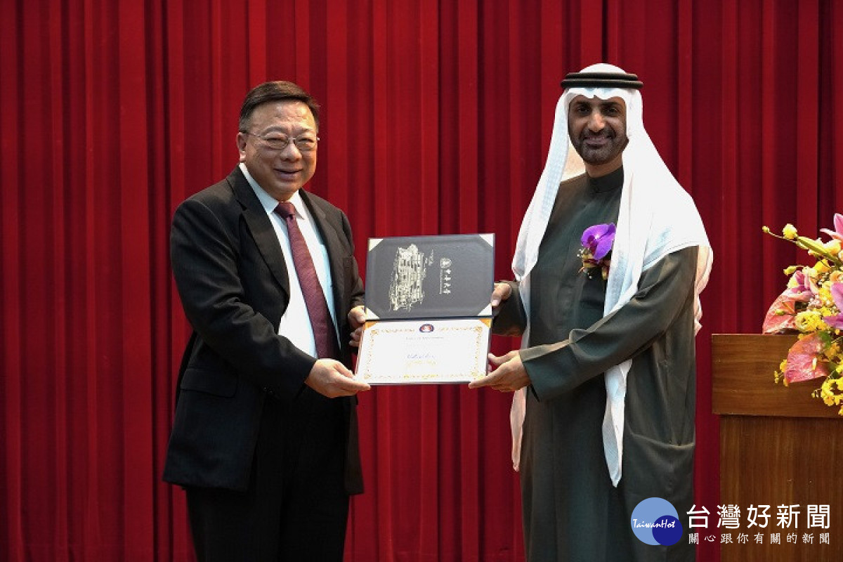 中華大學校長劉維琪頒發「永續發展高級顧問」聘書，肯定親王為世界帶來的付出及貢獻。
