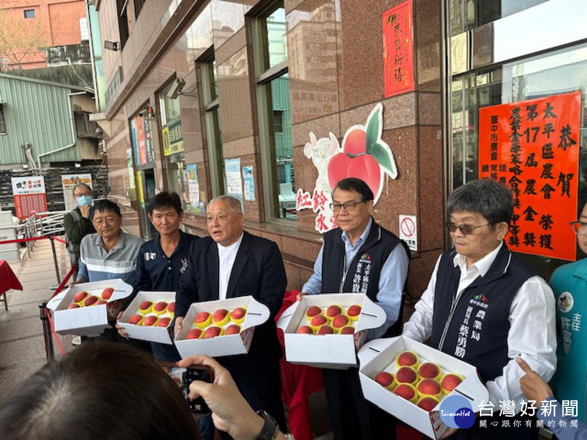 首長替平地水蜜桃代言。林重鎣攝