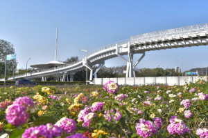 ▲高市翠華自行車景觀橋位於高市左營區，是臺灣首座跨越市區主要道路的自行車高架橋樑。