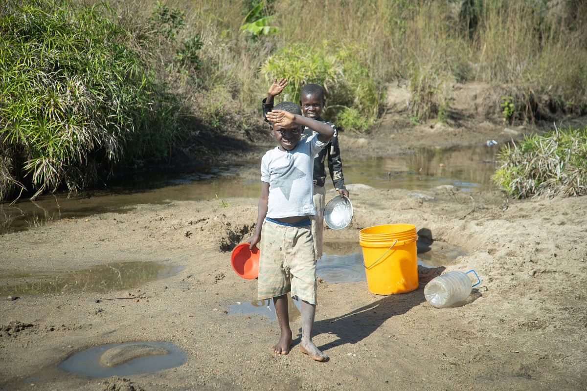 缺水區的孩童，每天要走6公里路才有機會獲取乾淨的水。（台灣世界展望會提供）
