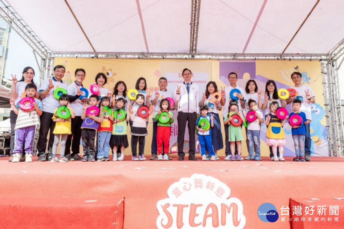 張市長致贈兒童節禮物飛盤予13區幼兒代表。