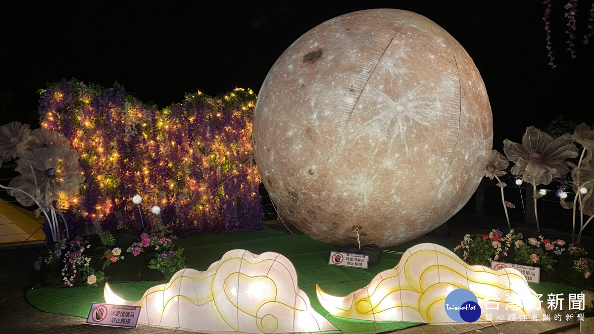 瑞里源興宮前廣場設置巨型裝置藝術「浪漫紫藤星球」決定延長展期至4月30日／林詩涵翻攝