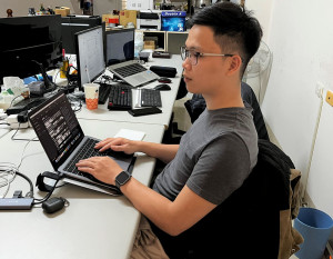 26歲的陳彥宇透過勞動部產業新尖兵課程的訓練，從餐飲業跨域成為超夯軟體開發工程師。