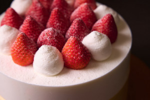 橘村屋使用日本九州限時空運來台的頂級「35%歐牧純生鮮奶油」作為鮮奶油原料，推出「歐牧純生鮮奶油蛋糕系列」，為全台唯一平價款。（圖／橘村屋）