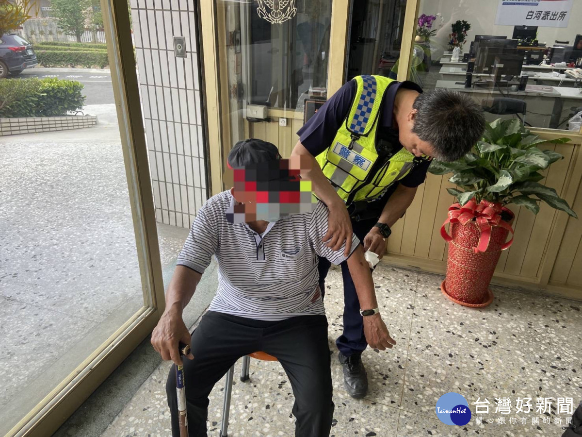警方火速尋獲81歲失智老翁，所幸只受輕傷並無大礙／警方提供