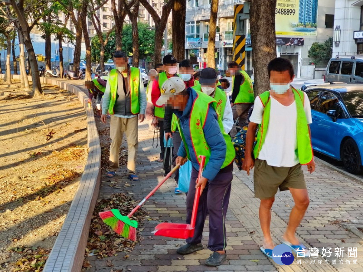 ▲街友服務中心辦理社區活動，帶領街友走入社區打掃環境。