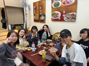 應日系學會的同學們帶日籍生到城隍廟附近品嚐滷肉飯、炒麵等在地美食。