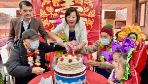 新竹榮家主任白恩惠(中間)協助百歲壽星羅爺爺(左)及87歲林爺爺代表切蛋糕。