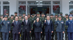 總統蔡英文（中）與國防部長邱國正（中右一）。（圖／資料照片，圖源：總統府Flickr）
