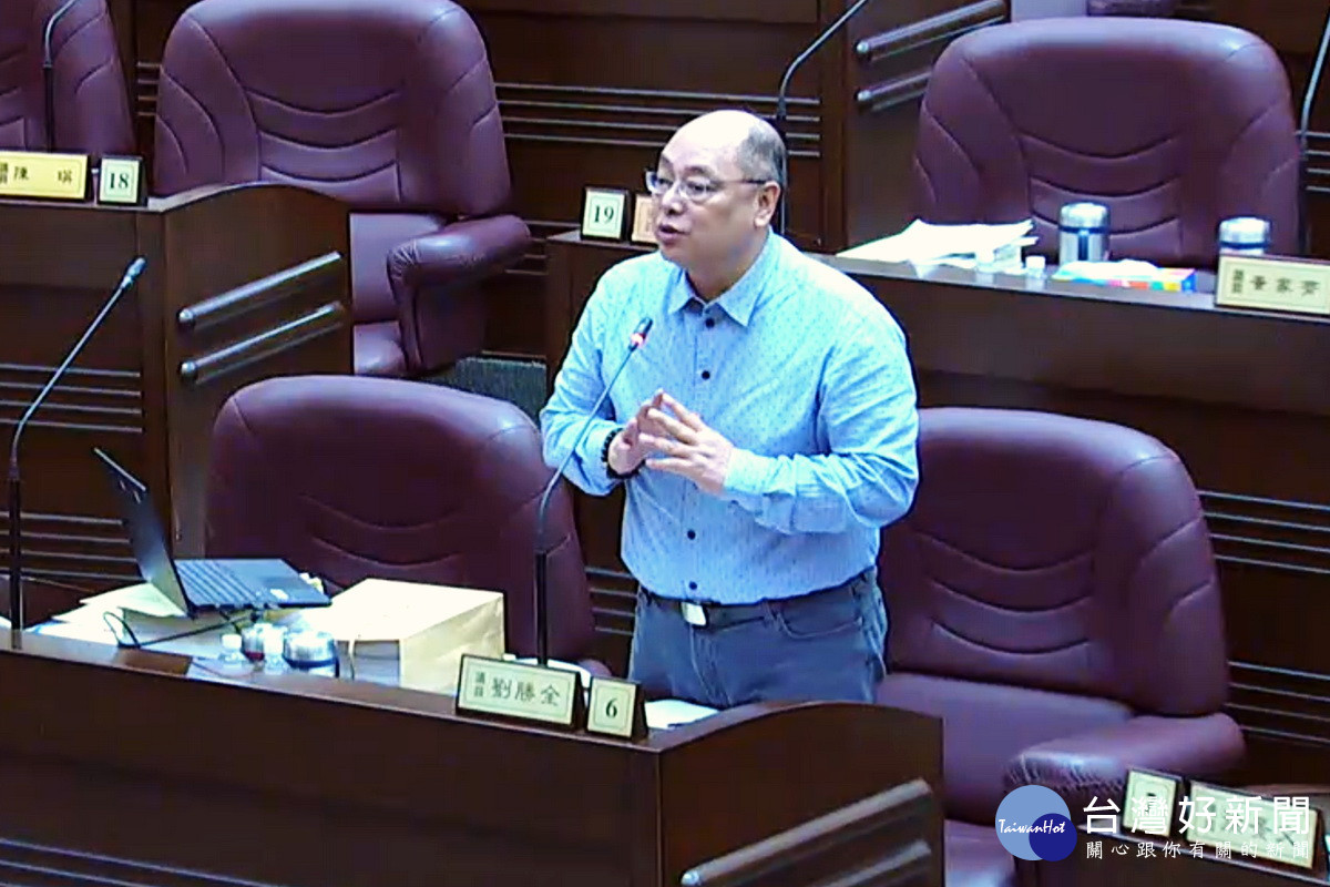 針對蘆竹第11號公墓遷葬議題，桃園市議員劉勝全於議事堂上進行質詢。