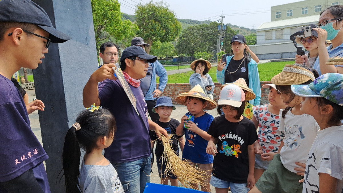 「村邊綠秧秧、親子樂春遊」活動，讓小朋友體驗稻穀碾米、篩選、包裝等過程。圖片提供／業者