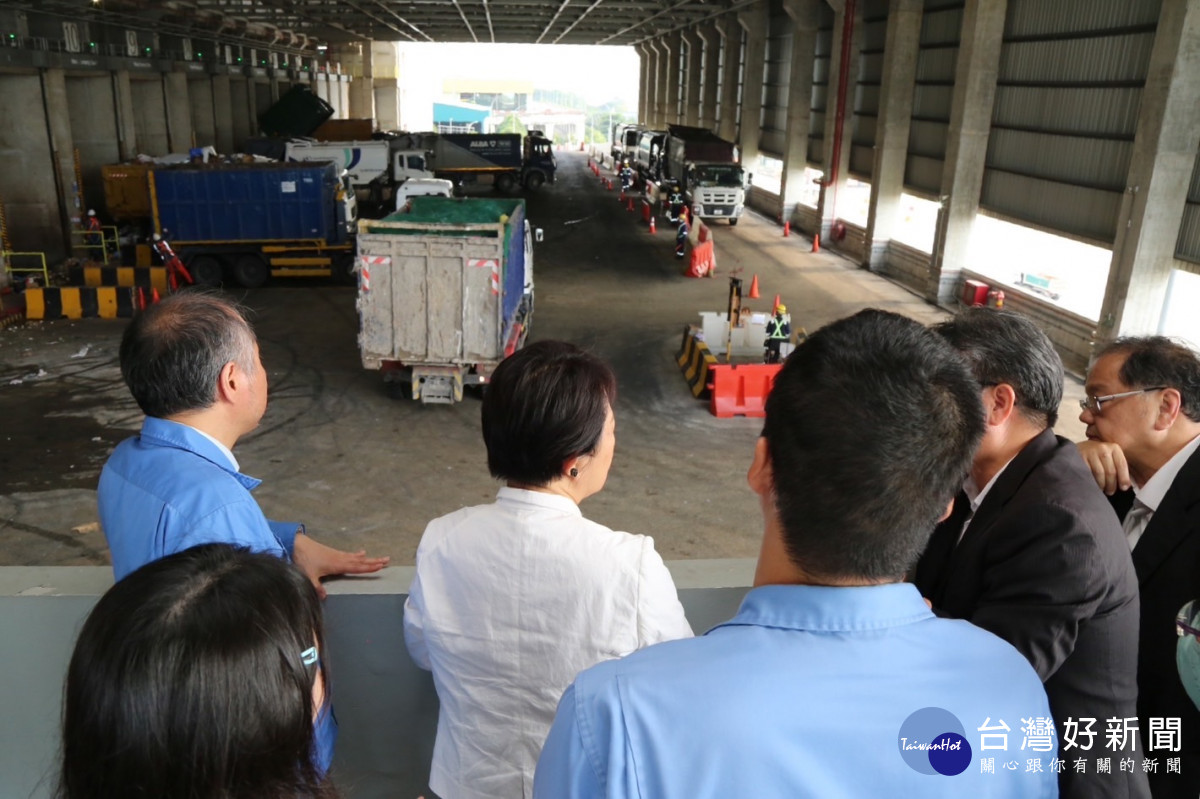 新加坡出訪首站至廢棄物再生能源廠