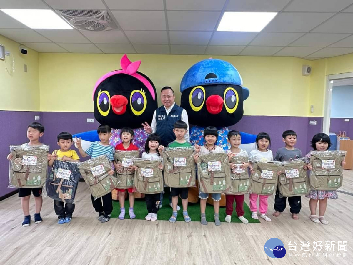 寶山鄉公所慶祝兒童節　贈孩童可愛實用背包