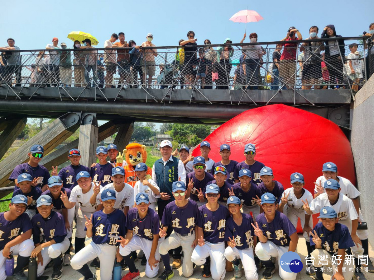 紅球降臨竹溪公園月見橋　體育局長帶領臺南棒球隊擊出紅不讓