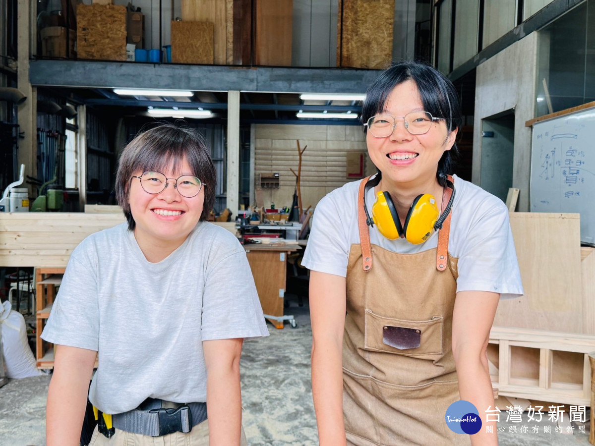 李玉琳(右)與邱品芸(左)職訓後，共組「實實做木」成功創業。