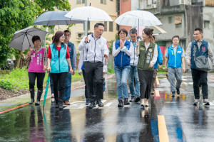 蘇副市長與貴賓視察新闢道路。