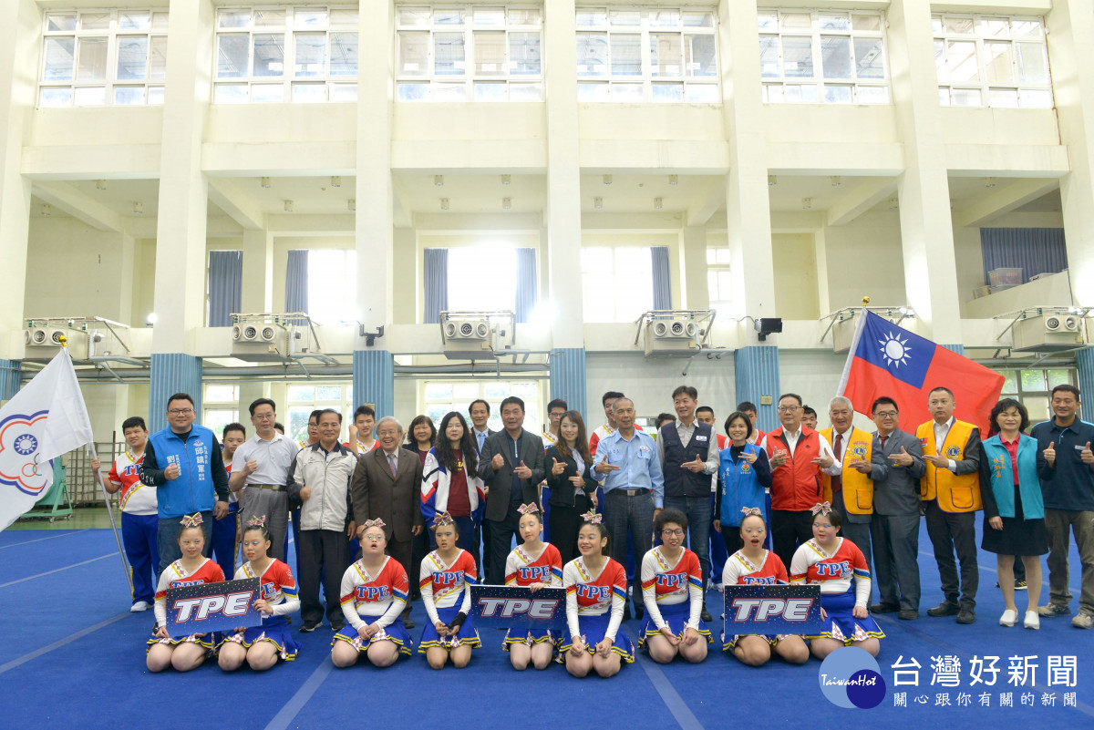 苗栗特教學校啦啦隊即將出國比賽　鍾東錦親赴授旗