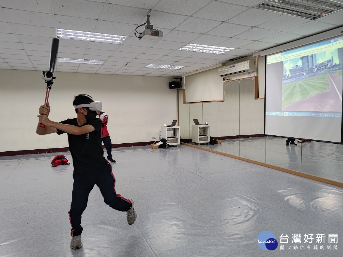 明新科大棒球頂級VR訓練工具系統開箱　參與體驗學生直呼過癮