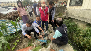 台中神岡西汴幹線三分溝分線多處護岸崩塌掏空，危及鄰宅地基。