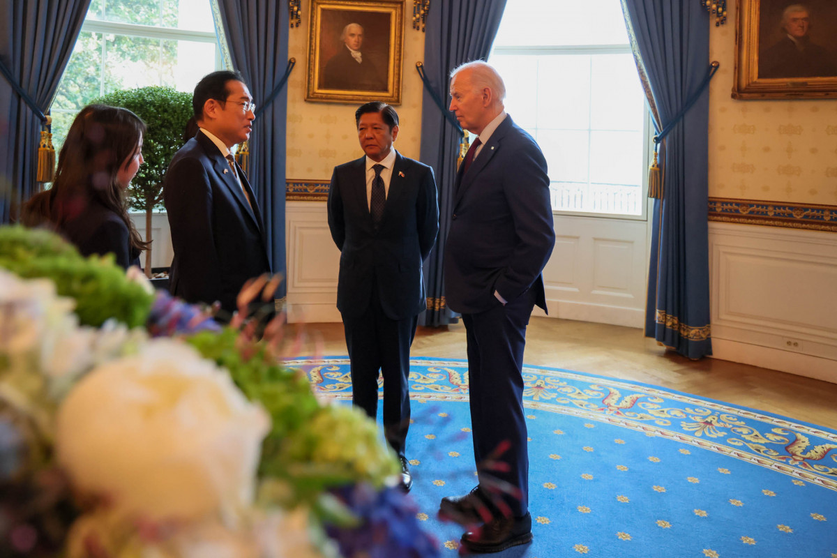 美國總統拜登（右）、菲律賓總統小馬可仕（中），與日本首相岸田文雄(中左1)，於美東時間4月11日舉行三方峰會，並於會後發表聲明再次強調「台海和平及穩定至關重要，是全球安全及繁榮不可或缺的要素」。（圖／翻攝自日本首相官邸社群帳號X（舊稱Twitter））